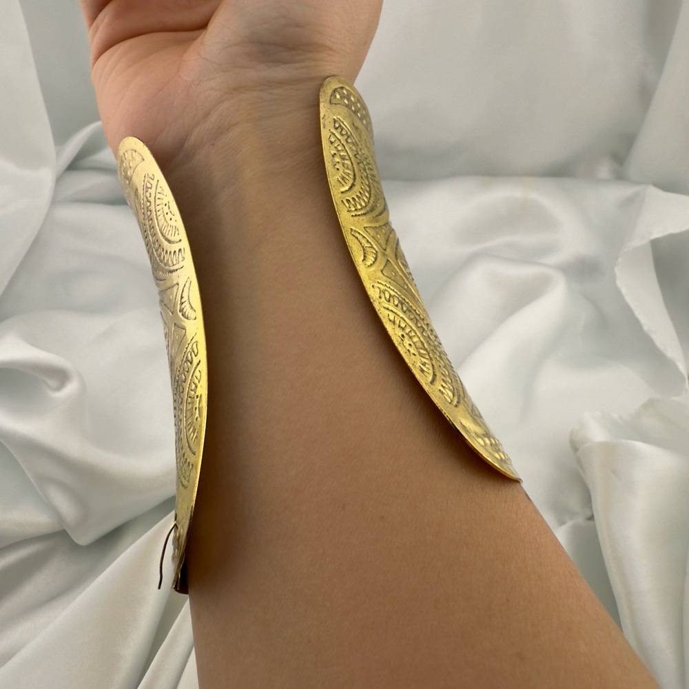 New Vintage classic Cleopatra Style Cuff Gold Textured Vase - Picture 6 of 9
